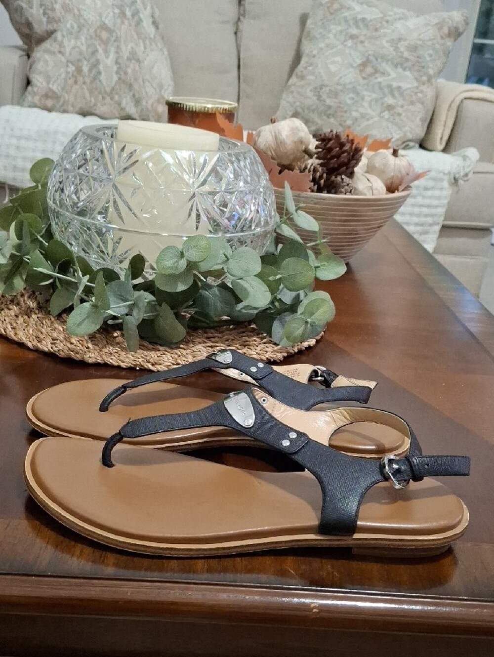 Michael Kors Black and Tan T-Strap Toe-Post Sandals Size 9